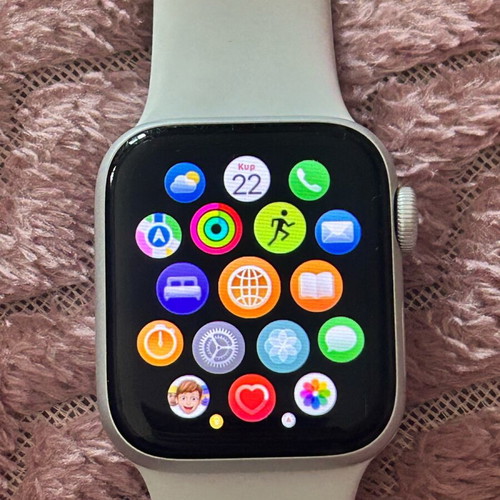 Apple Watch SE 40mm used starlight 2023 with charger