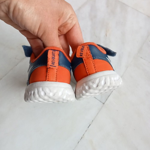 Αθλητικά παπούτσια Nike Revolution νούμερο 23.5 σαν καινούργια μπλε πορτοκαλί