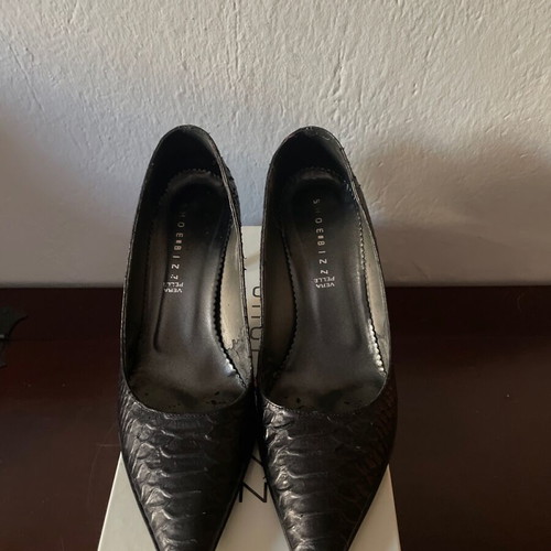Shoe Bizz leather pumps, slightly worn inside