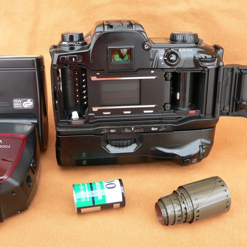 Minolta Dynax 600si Classic Black camera like new with lens and genuine flash