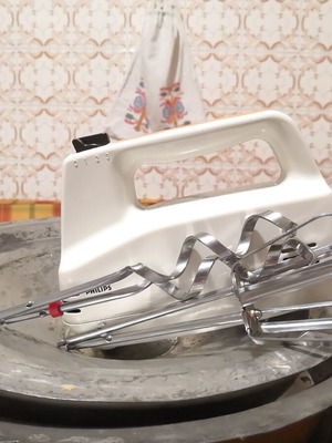 Philips HR 1170 hand mixer 150W with 4 beaters and mixing bowl
