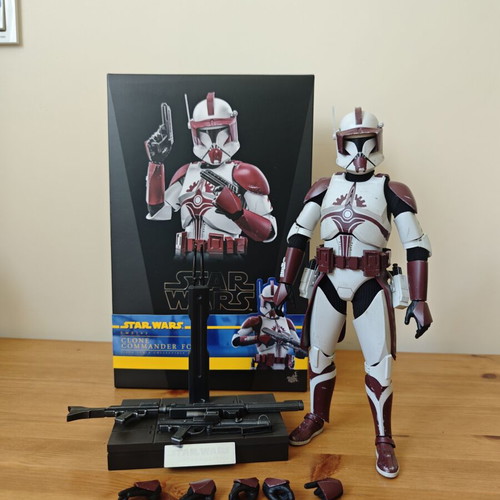 Hot Toys 1/6 Commander Fox figure with accessories