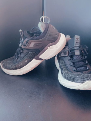 Παπούτσια Under Armour μεταχειρισμένα, μέγεθος 39, μαύρα, αθλητικά