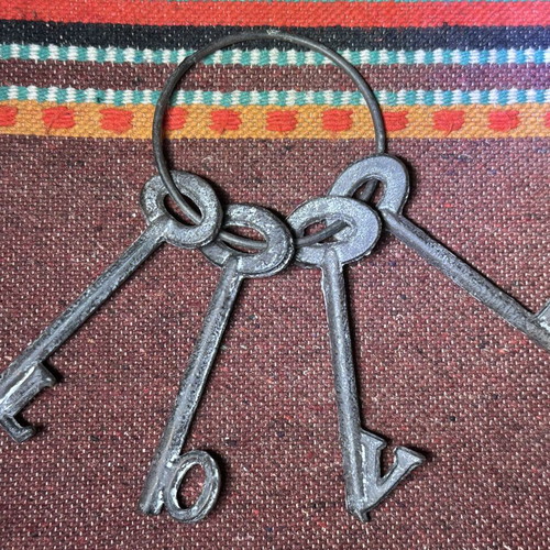 Set of decorative metal skeleton keys spelling LOVE, 11.5cm each