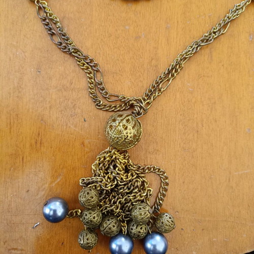 Vintage necklace with metal elements and pearls used, with 2 clip earrings