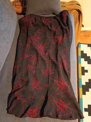 Vintage midi skirt XXXL like new, black with red print
