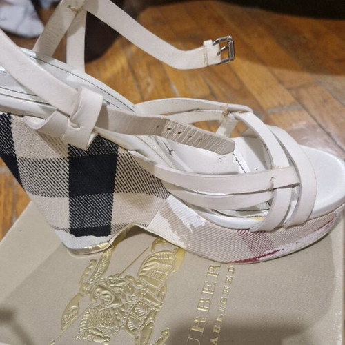 Burberry platforms like new, beige leather with signature print