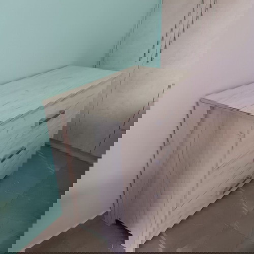 Κούνια κρεβάτι με συρταριέρα σαν καινούργιο, με στρώμα