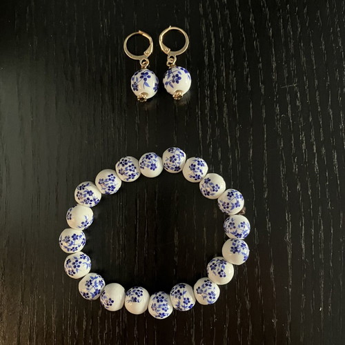 Jewelry set with ceramic beads like new, white and blue design