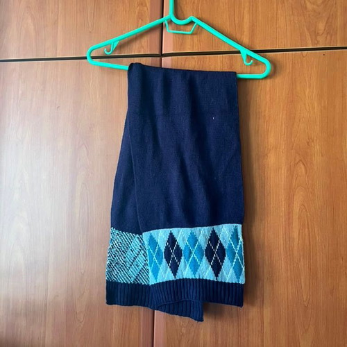 Set of 2 knitted scarves with rhombus pattern, used