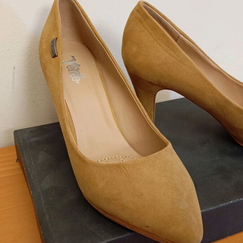 Verde suede pumps like new, size 39, beige