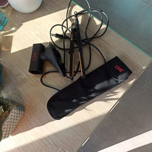 Chi hair straightener with case and stand like new