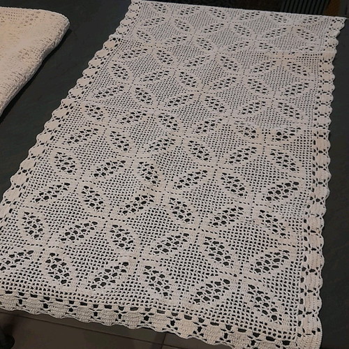 Crochet embroidery set like new, 4 pieces with beautiful design
