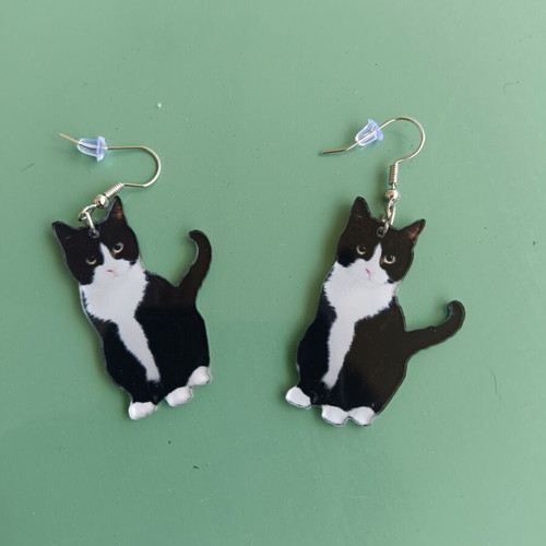 Cat dangle earrings new with clasp