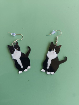 Cat dangle earrings new with clasp