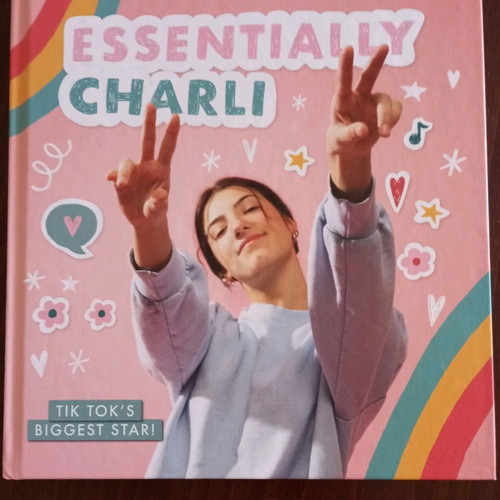 Βιβλίο "Essentially Charli"