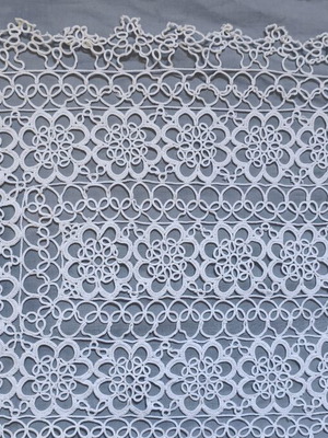 Set of white tatting table linens with doilies and napkins, 6 pieces