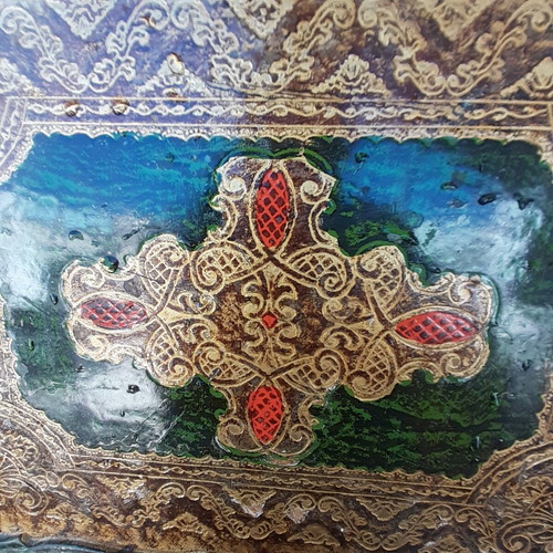 Vintage decorative tray used with Florentine style and embossed design
