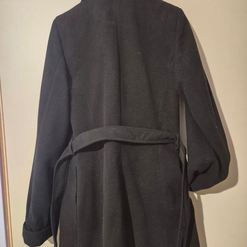 Black coat like new with belt and pockets, size XL
