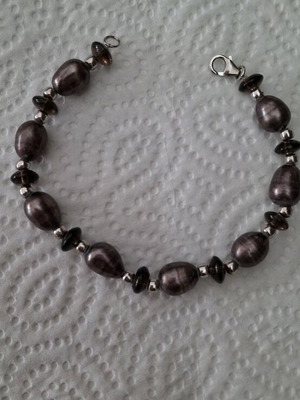 Ασημένιο βραχιόλι με μαργαριτάρια χρώματος μελιτζανί και ασημένιες μπίλιες, καινούργιο