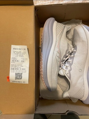 Saucony Triumph 23 athletic shoes new, size 40.5, white