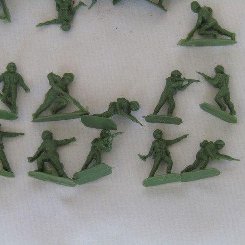 Vintage 1/72 military figures and vehicles, 125 pieces, used, 1980s