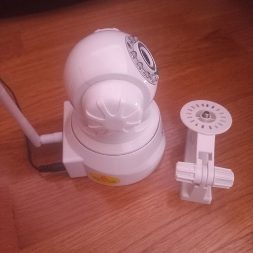 Medisana Smart Baby Monitor IPO03W used with wall mount and antenna