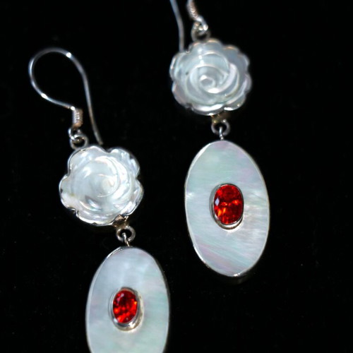 Earrings with genuine garnet stone and carved shell in 925 silver new