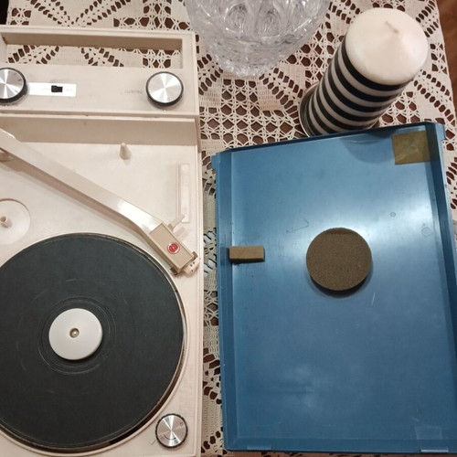 Aiwa P177 portable turntable with AM radio vintage, used