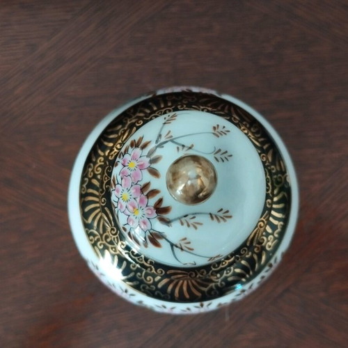Japanese Handmade Porcelain Vase Eiwa Kinsei used with Lid