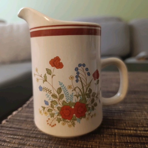 Vintage milk jug and sugar bowl set like new