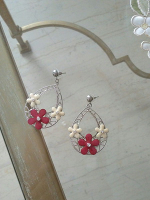 Bijou hoop earrings new, silver with ecru and fuchsia daisies
