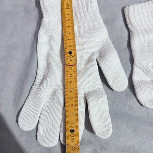 White knitted women's gloves like new