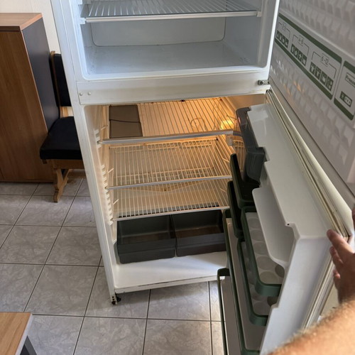 Pitsos refrigerator with freezer, white, spacious