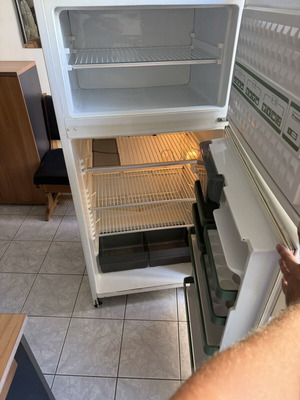 Pitsos refrigerator with freezer, white, spacious