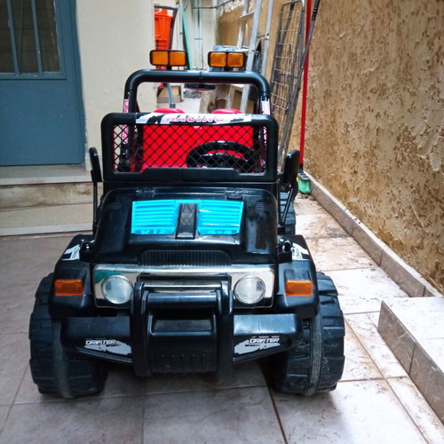 Children's Electric Car 12V 4x4 like new, two-seater with music