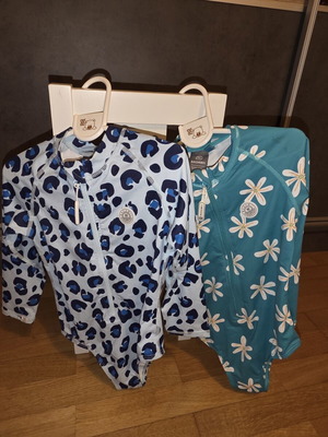 Girls' one-piece swimsuit with long sleeves like new, colorful, size 110 cm