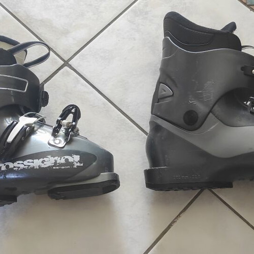 Rossignol kids ski bindings 1.15 and boots 22.5 used, lightly