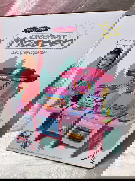 кухня с звуци и бебе