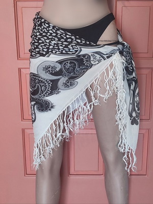 Accessorize scarf pareo black and white like new with paisley and fringes