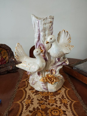 Capodimonte πορσελάνινο βάζο με περιστέρια και τριαντάφυλλο σαν καινούργιο
