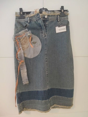 L' altra donna midi denim skirt new, size medium, blue