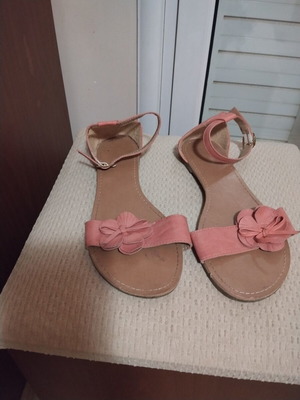 Pink flat sandals with flower detail used, boho style