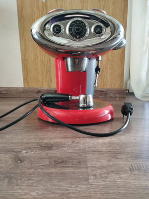 Illy espresso coffee maker with retro design and milk frother like new