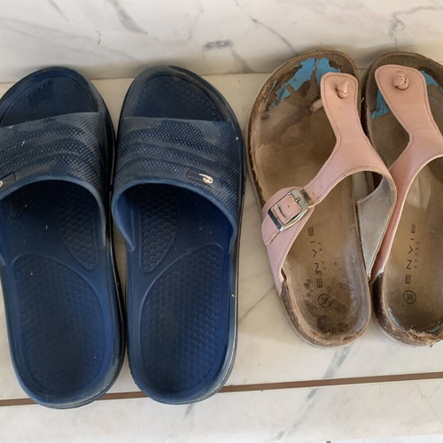 Blue slippers size 42 and pink En Vie flip-flops size 38, pack