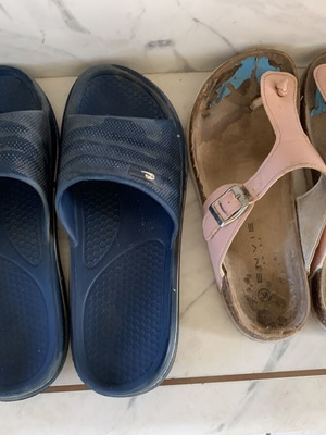 Blue slippers size 42 and pink En Vie flip-flops size 38, pack