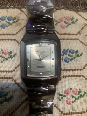 Orlando Quartz women's wristwatch, silver stainless steel with embossed pyramids