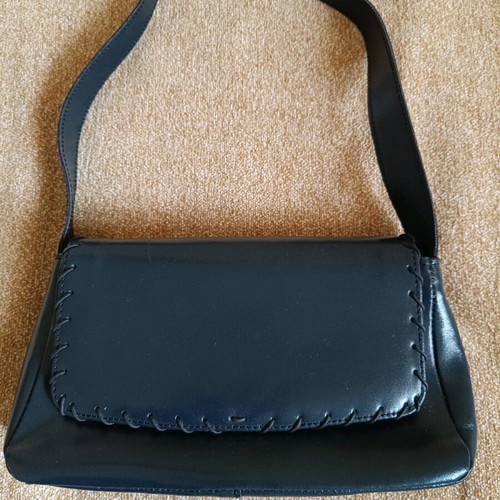 Leather shoulder bag like new, black with short strap