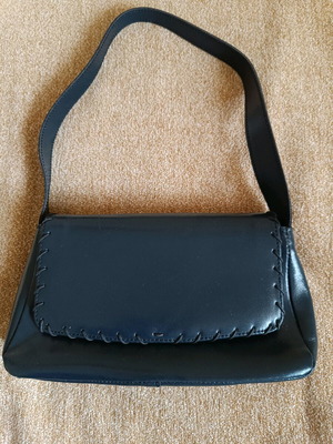 Leather shoulder bag like new, black with short strap