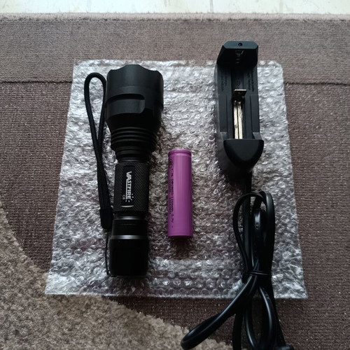 C8 CREE XM-L T6 flashlight new with battery and charger